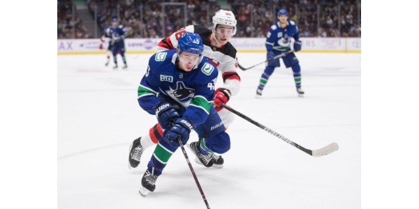 Quinn Hughes forholder sig tavs om sin brors bemærkninger